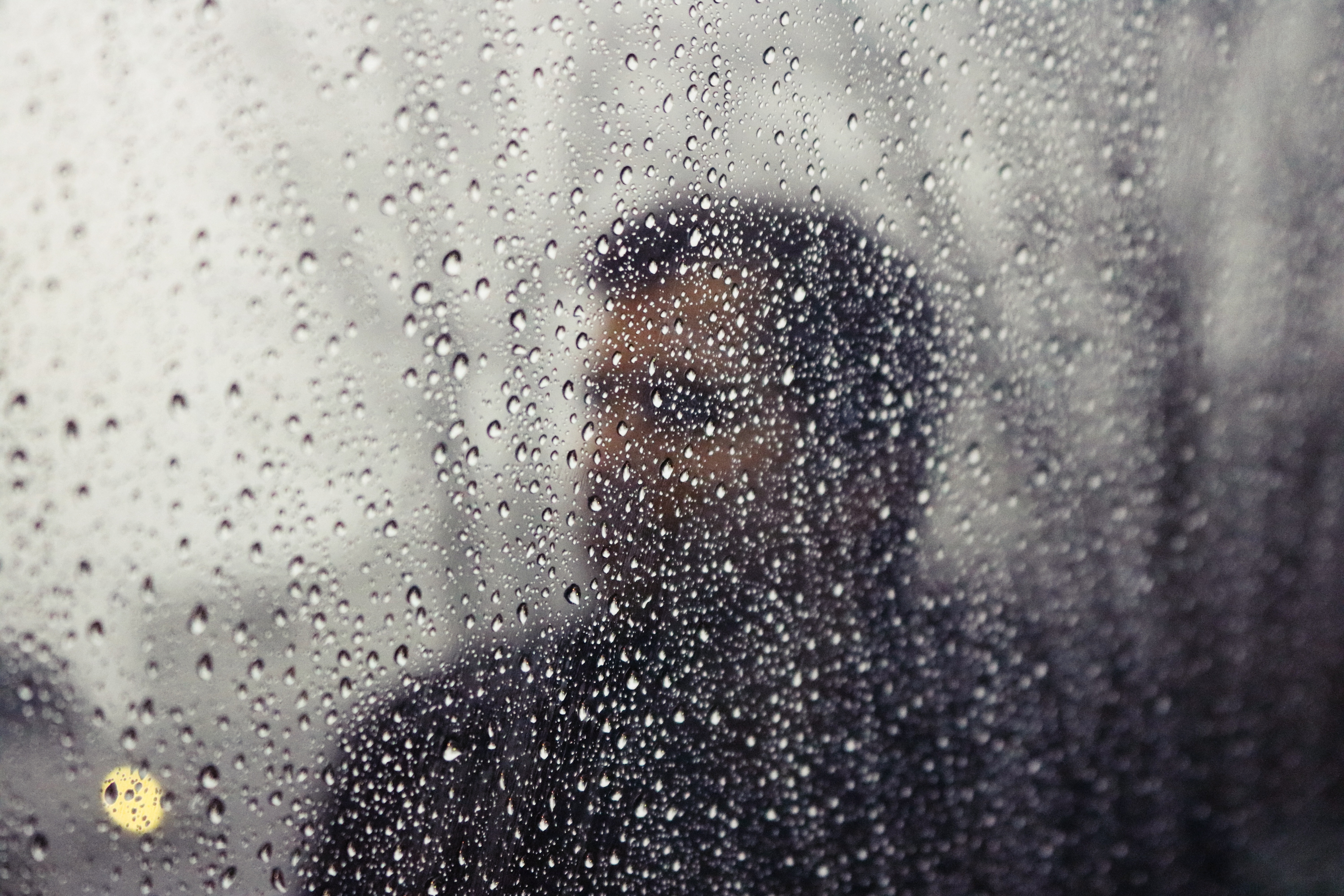 Человек на фоне дождя